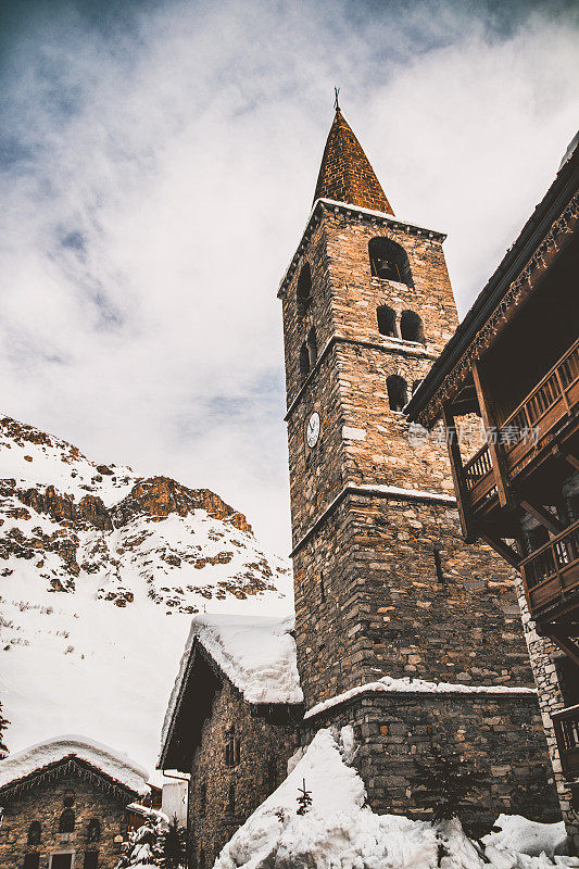 特写Val d'Isere滑雪胜地老教堂尖塔在冬天的石头材料钟楼